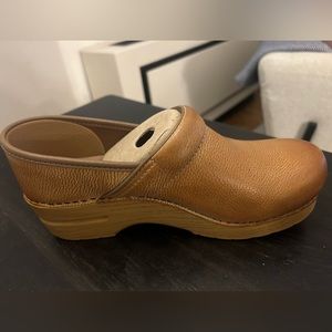 Dansko Professional Distressed Clogs in Honey, Size 38, Brand New